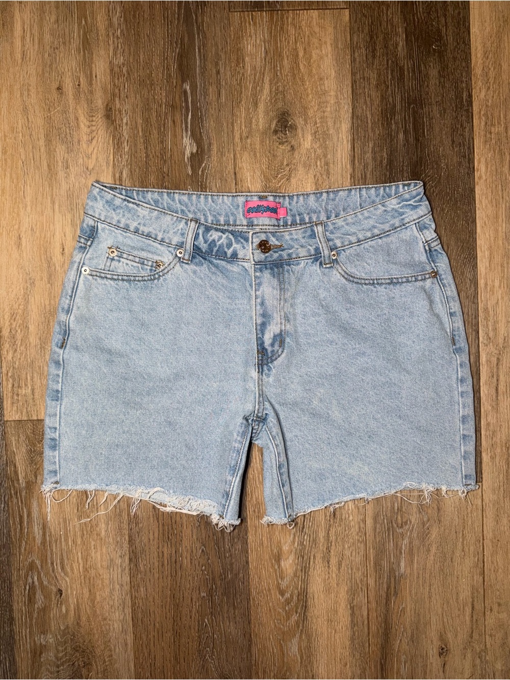 Edikted Women’s Light Wash Tomboy Low Rise Denim Shorts